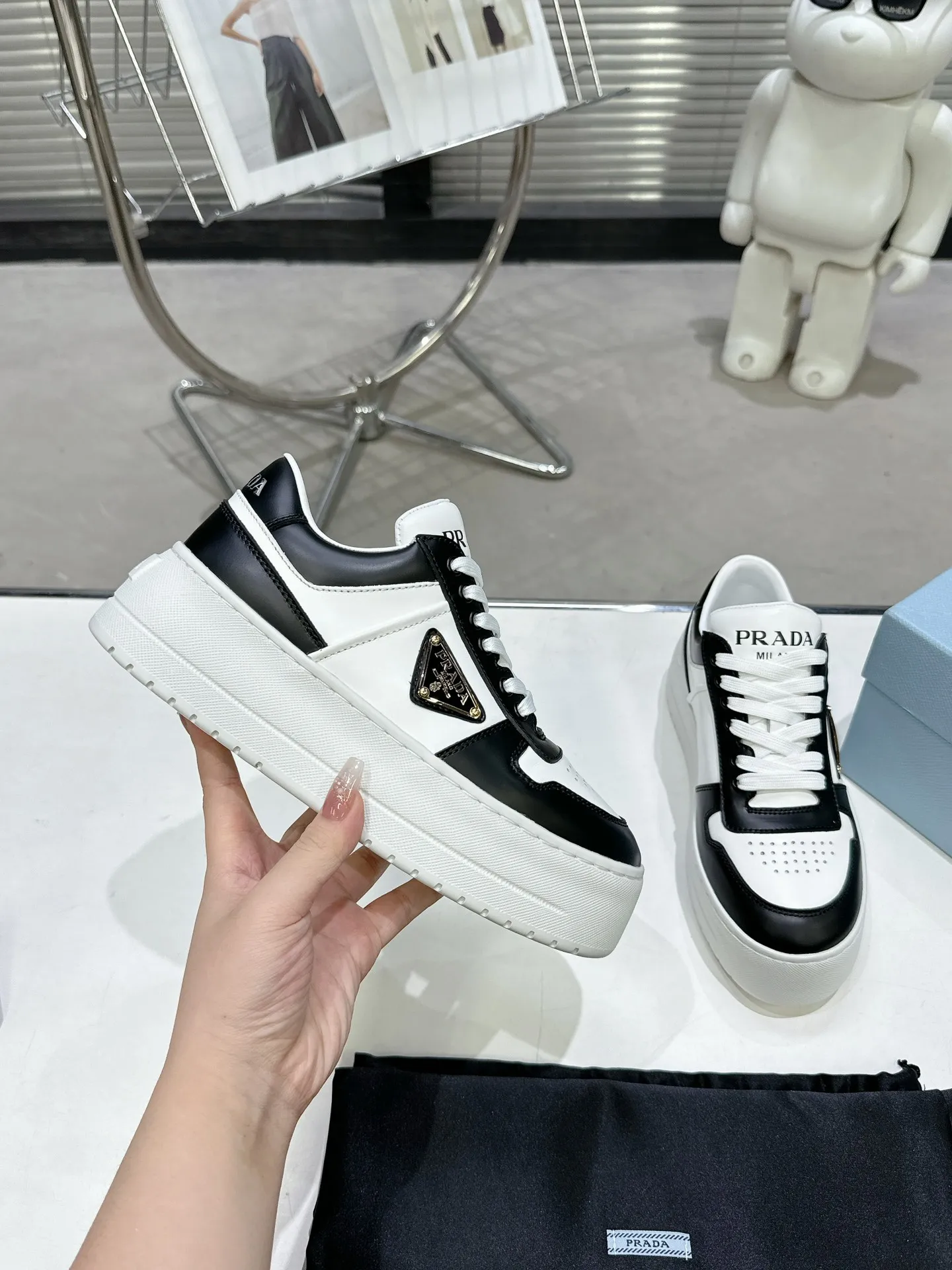 👟👟Ex-factory price 520👟👟 Prada Latest Downtown Bold series Thick-soled Platform Shoes Triangle Logo Casual Sports Shoes White Shoes Original purchase, development and production Downtown Bold sneakers are inspired by the basketball shoes of the 1980s, with sporty design and exquisite details. Crafted from perforated leather, the statement platform sole provides a unique, modern style. The Prada logo is interpreted from different angles, decorated with the iconic enamel-coated triangular metal logo, highlighting the unique classic style. Exquisite packaging at the delivery counter🛍📦 ▪️Fabric: Original custom imported first-layer cowhide ▪️Inner lining: Original imported soft sheepskin ▪️Outsole: Original molded ultra-light foam material ▪️Sole thickness: 4.5CM ▪️Size: Women's 35-40